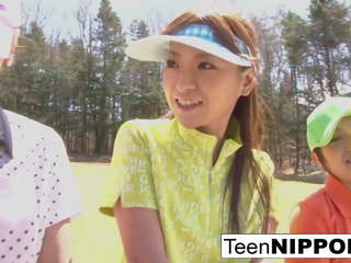 Cantik asia remaja gadis bermain sebuah permainan dari menelanjangi golf: resolusi tinggi seks video 0e