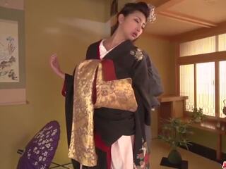 Inang kaakit-akit tumatagal pababa kanya kimono para a malaki titi: Libre hd may sapat na gulang pelikula 9f