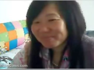 Middle-aged čánske žena vids preč prsníky