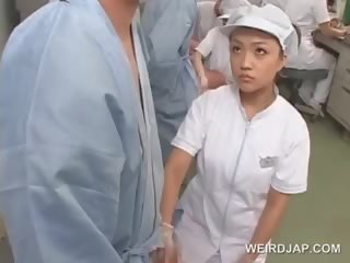 E ndyrë aziatike infermiere fërkim të saj patients paqëndrueshmit putz
